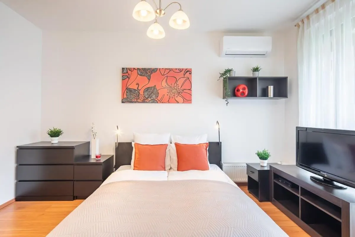 Apartment Central - Balcony - Modern Home Budapest